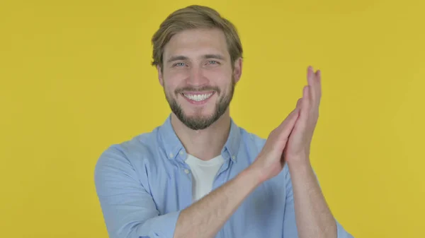 Casual Young Man Clapping Applauding Yellow Background — Fotografia de Stock
