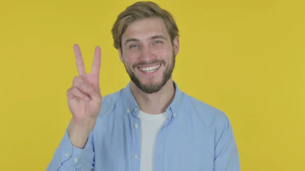 Casual Young Man Victory Sign Yellow Background — Fotografia de Stock
