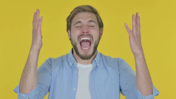 Casual Young Man Shouting Screaming Yellow Background — Zdjęcie stockowe
