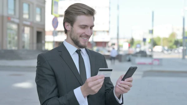 Excited Middle Aged Businessman Shopping Online Smartphone Outdoor — Zdjęcie stockowe