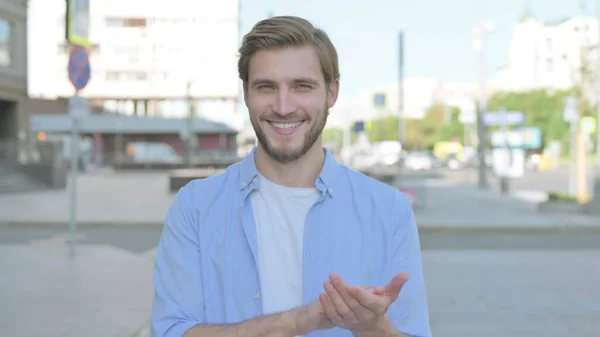 Man Clapping Appreciation Outdoor — Stok fotoğraf