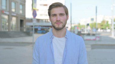 Dışarıdaki Kameraya Bakan Orta Yaşlı Adam Portresi