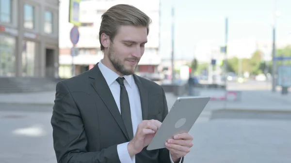 Portrait Middle Aged Businessman Using Digital Tablet Outdoor — Stock fotografie