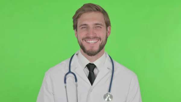 Smiling Young Adult Doctor Green Background — Φωτογραφία Αρχείου