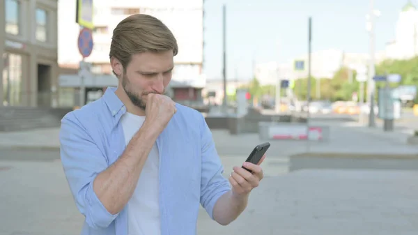 Molesto Hombre Mediana Edad Reaccionando Pérdida Teléfono Inteligente Aire Libre —  Fotos de Stock