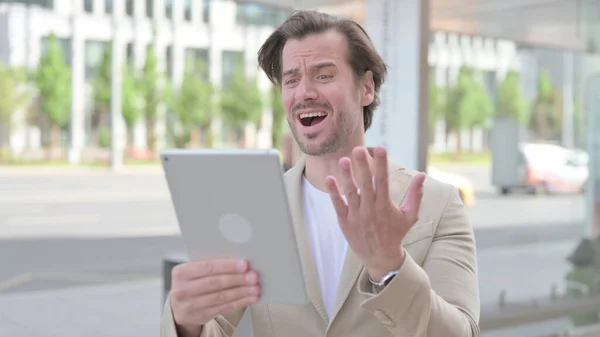 Upset Man Reacting Loss Tablet Outdoor — Stok fotoğraf