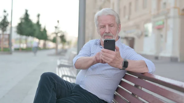 Старший Старик Просматривает Интернет Смартфоне Открытом Воздухе — стоковое фото