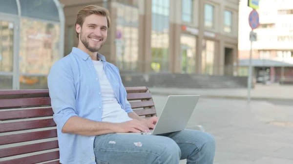Middeleeuwse Man Met Laptop Glimlachend Naar Camera Terwijl Hij Buiten — Stockfoto