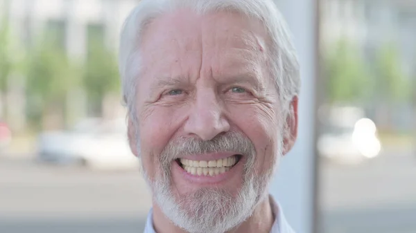Portrait Senior Old Man Smiling Camera Outdoor — ストック写真