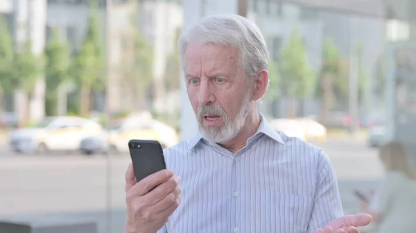 Upset Senior Old Man Reacting Loss Smartphone Outdoor — Stockfoto