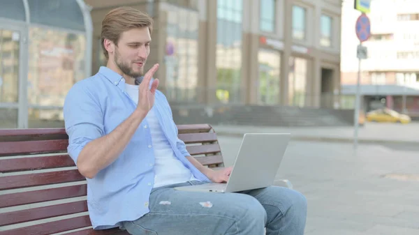 Hombre Mediana Edad Hablando Videollamada Mientras Está Sentado Aire Libre — Foto de Stock