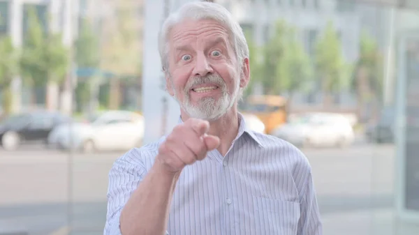 Senior Old Man Pointing Camera Inviting Outdoor — Stockfoto