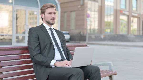 Rejecting Middle Aged Businessman Denial While Using Laptop Sitting Outdoor — Stock fotografie