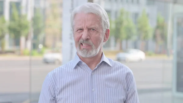 Rejecting Senior Old Man Shaking Head Denial Outdoor — ストック写真