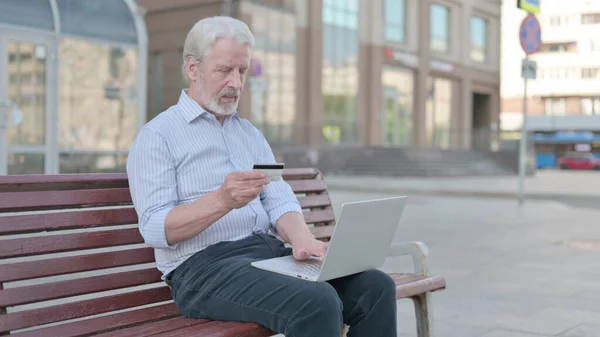 Excited Senior Old Man Shopping Online Smartphone Outdoor — 스톡 사진