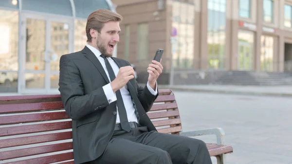 Businessman Reacting Online Failure Smartphone While Sitting Outdoor Bench — Stock fotografie