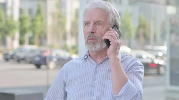 Portrait Senior Old Man Talking Phone Outdoor — ストック写真