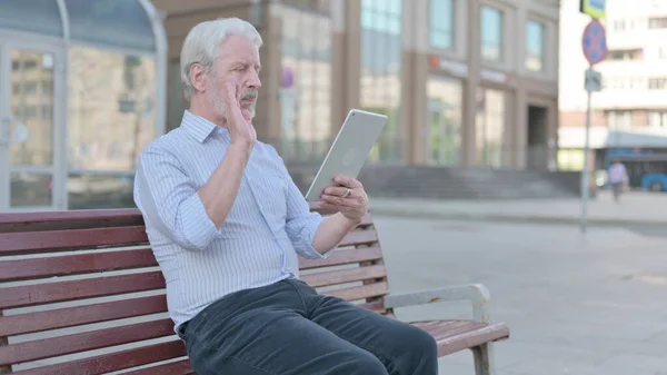 Online Video Chat Tablet Senior Old Man Sitting Outdoor Bench — ストック写真