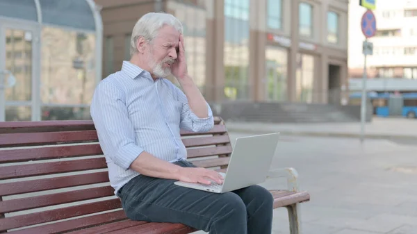 Senior Old Man Headache Using Laptop While Sitting Outdoor Bench — ストック写真