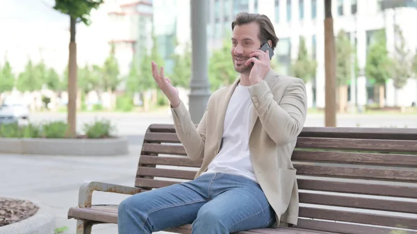 Man Talking Phone While Sitting Bench — Stockfoto