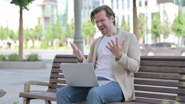 Man Reacting Loss Laptop While Sitting Bench — Foto de Stock