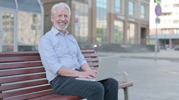Senior Old Man Laptop Smiling Camera While Sitting Outdoor Bench — Fotografia de Stock