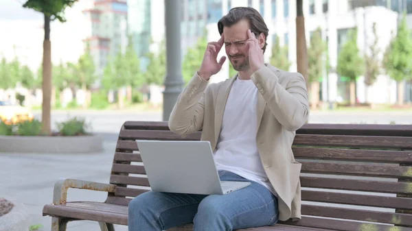Man Headache Using Laptop While Sitting Bench — Foto de Stock