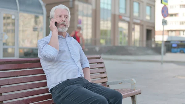 Senior Old Man Talking Phone While Sitting Outdoor Bench — Stok fotoğraf