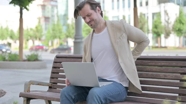 Man Back Pain Using Laptop While Sitting Bench — Stockfoto