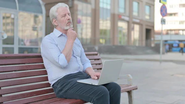 Thinking Senior Old Man Using Laptop While Sitting Outdoor Bench — Fotografia de Stock
