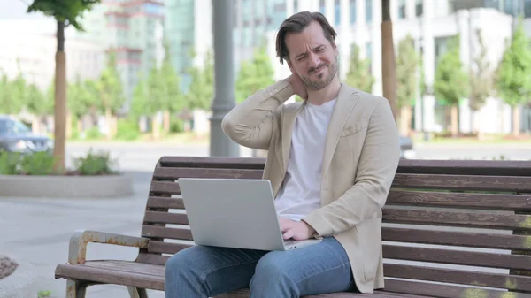 Man Neck Pain Using Laptop While Sitting Bench — Stock fotografie