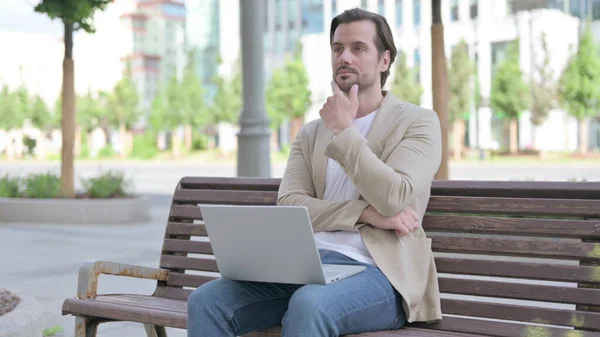 Thinking Man Using Laptop While Sitting Bench — Stockfoto