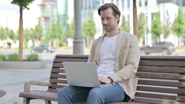Man Met Laptop Terwijl Hij Bank Zit — Stockfoto