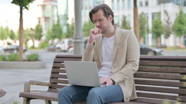 Coughing Man Using Laptop While Sitting Bench — Stockfoto