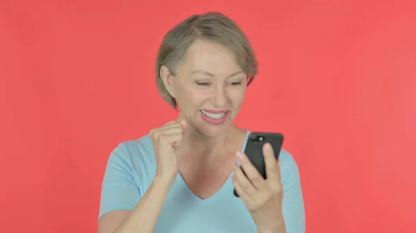 Senior Old Woman Celebrating Smartphone Red Background — Stok fotoğraf