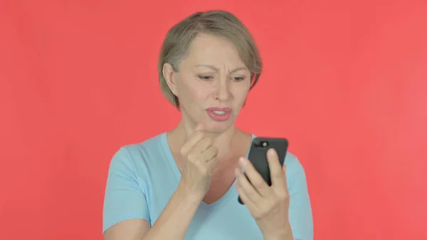 Senior Old Woman Loss Smartphone Red Background — Stock Photo, Image
