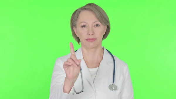 Senior Female Doctor Denial Green Background — Stock Photo, Image