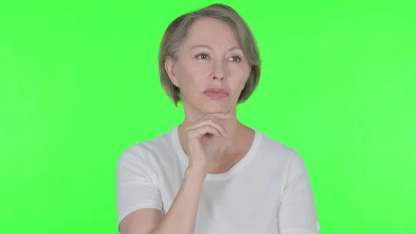 Pensive Senior Old Woman Thinking Getting Idea Green Background — Fotografia de Stock
