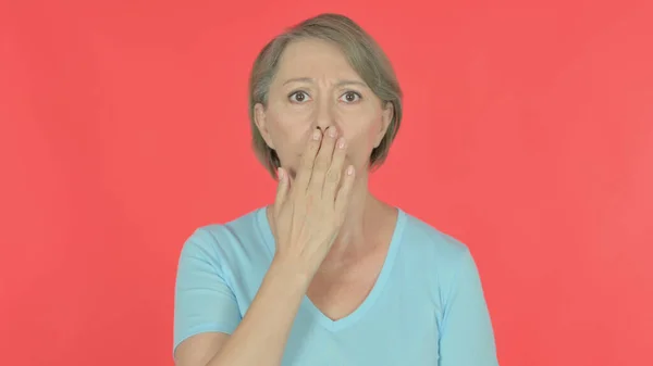 Shocked Senior Old Woman Red Background — 图库照片