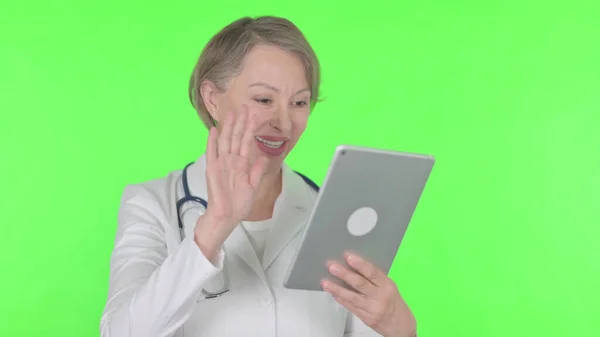 Video Call Tablet Senior Female Doctor Green Background — Foto de Stock