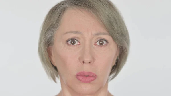 Σοκαρισμένο Πρόσωπο Της Ηλικιωμένης Γυναίκας Αναρωτιέται Για Λευκό Φόντο — Φωτογραφία Αρχείου