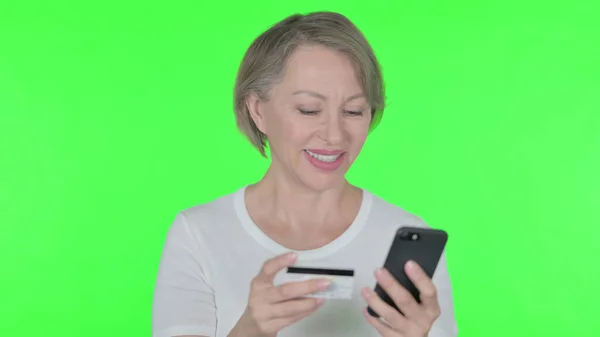 Successful Online Shopping Smartphone Senior Old Woman Green Background — Zdjęcie stockowe