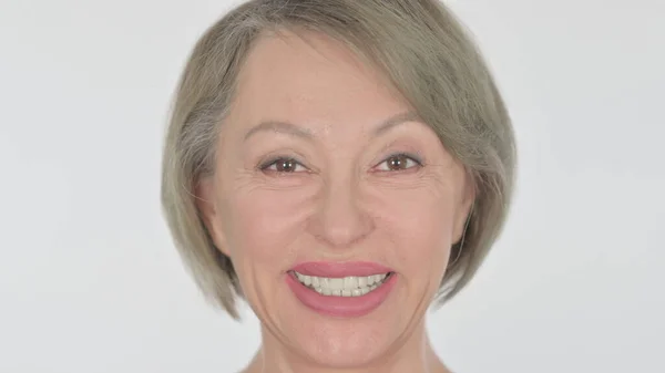 Πρόσωπο Της Χαμογελώντας Ηλικιωμένη Γυναίκα Λευκό Φόντο — Φωτογραφία Αρχείου