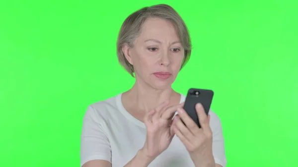 Senior Old Woman Browsing Smartphone Green Background — Fotografia de Stock