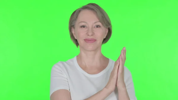 Senior Old Woman Clapping Applauding Green Background — Photo