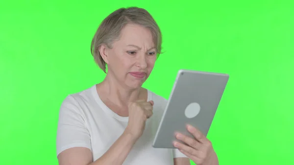 Senior Old Woman Reacting Loss Tablet Green Background — Fotografia de Stock