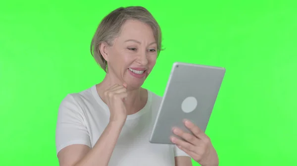 Senior Old Woman Celebrating Success Tablet Green Background — Fotografia de Stock