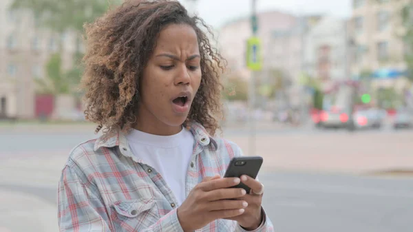 Upset Young African Woman Reacting Loss Smartphone Outdoor — 스톡 사진