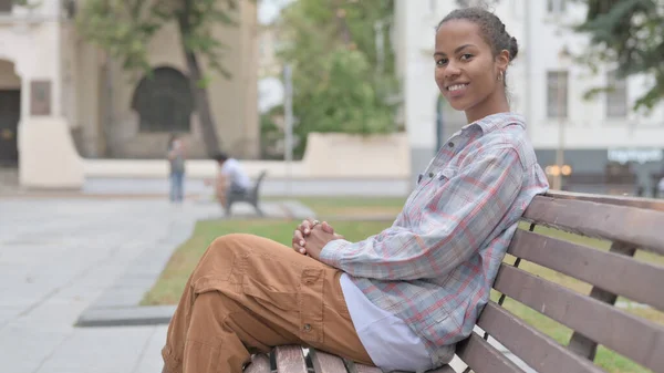 Mladá Africká Žena Usmívá Kameru Zatímco Sedí Lavičce — Stock fotografie