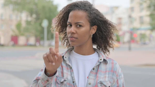 Rejecting Young African Woman Doing Gesture Outdoor — Stock fotografie